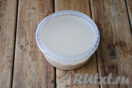 Несколько раз промыть ячневую крупу холодной водой (до прозрачной воды). Воду слить.&nbsp;
