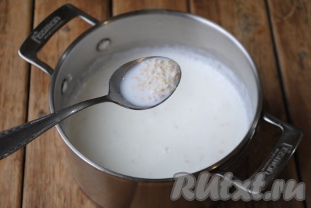 В кипящее молоко всыпать соль, сахар и промытую ячневую крупу. Количество соли и сахара можно регулировать под свой вкус. Я такую кашу люблю солёной, поэтому добавляю больше соли. Если готовите для детей - добавьте больше сахара или по вкусу.&nbsp;
