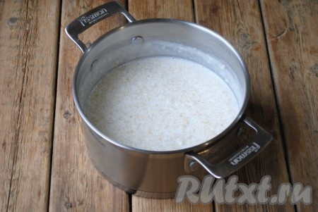 После закипания молока уменьшить огонь и варить ячневую кашу,&nbsp;не накрывая крышкой, 30-40 минут, постоянно помешивая.&nbsp;
