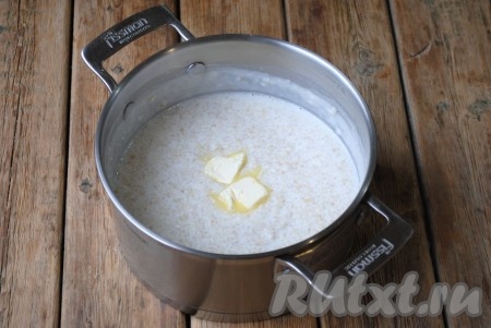 Готовую кашу снять с огня, добавить сливочное масло, перемешать и, накрыв крышкой, дать&nbsp;настояться в течение 10-15 минут.
