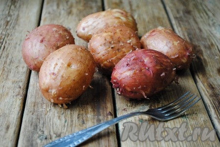 С помощью вилки по всей длине каждой картофелины процарапать углубления (бороздки), как на фото. Чем глубже будут углубления, тем вкуснее получится готовое блюдо.&nbsp;
