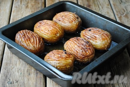 Запекать картофель в кожуре в разогретой духовке при температуре 180 градусов 20-30 минут. Затем аккуратно вилкой или лопаткой перевернуть картошку запеченной стороной вверх и запекать ещё 10-15 минут, пока и вторая сторона не подрумянится. Время запекания будет зависеть от размера картофеля и от Вашей духовки. Готовый картофель легко прокалывается ножом или вилкой.
