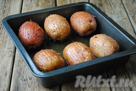 В форму с картофелем налить растительное масло (оно должно полностью покрывать дно формы).&nbsp;
