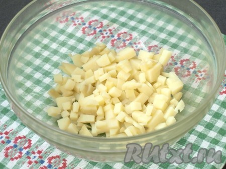 Отварной картофель очистить и нарезать кубиками.