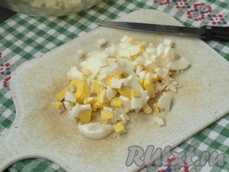 Очистить яйца и также нарезать кубиками.
