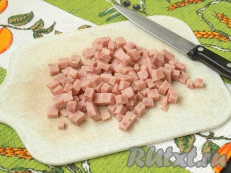 Далее также нарезать ветчину.