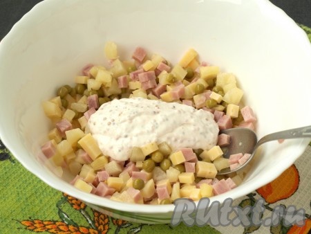 Добавить заправку в салат и хорошо перемешать.