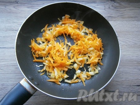 Добавив на сковороду&nbsp;пару ложек растительного масла, выложить морковку с луком и обжарить, помешивая, до мягкости.
