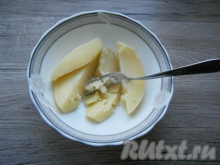 Когда картофель будет готов, вынуть из кастрюли его крупные части.