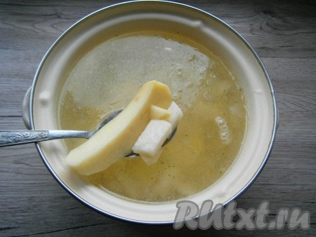 В кастрюлю налить бульон, довести его до кипения. Выложить в бульон весь картофель, посолить по вкусу, варить картошку 25-30 минут (до готовности) на медленном огне.
