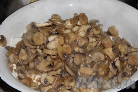 Добавляем горячие шампиньоны, чтобы сыр расплавился, и майонез.  