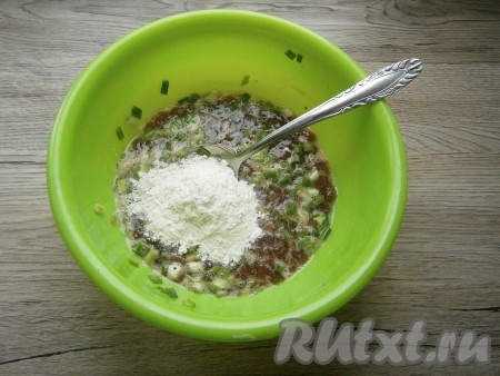 Икру посолить и поперчить, тщательно перемешать. Всыпать муку и еще раз массу хорошенько перемешать.
