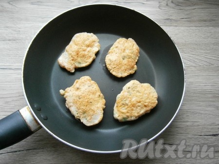 Выкладывать икорную массу ложкой на разогретую с растительным маслом сковороду в виде небольших продолговатых котлеток. Жарить котлеты на среднем огне до румяности с двух сторон.