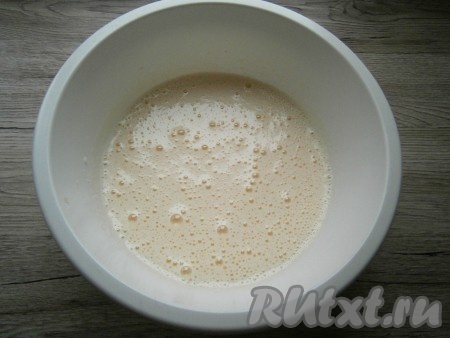 Миксером взбить яйца с сахаром и мёдом до пышной светлой массы. Взбивать нужно не менее 10 минут, чтобы весь сахар растворился.
