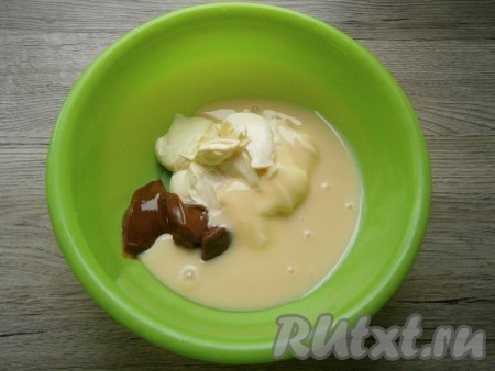 Бисквит получается достаточно плотным, поэтому его обязательно нужно пропитать сахарным сиропом. Для приготовления сиропа воду с сахаром довести до кипения, всыпать лимонную кислоту. Варить сироп на медленном огне минуты 3-4, после чего убрать с огня, полностью остудить, а затем пропитать коржи. Приготовить масляный крем для прослойки торта: к размягченному сливочному маслу добавить обычную сгущенку и сгущенку вареную.
