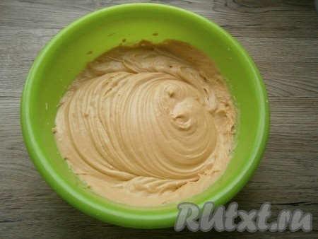 Взбить масло со сгущенкой миксером до однородного состояния.
