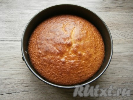 Выпекать бисквит в разогретой до 180 градусов духовке около 25-30 минут.