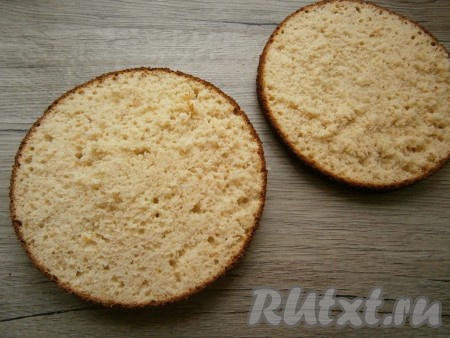 Бисквит аккуратно извлечь из формы, если появилась выпуклость сверху - срезать ее. Бисквит полностью остудить и разрезать на 2 части.