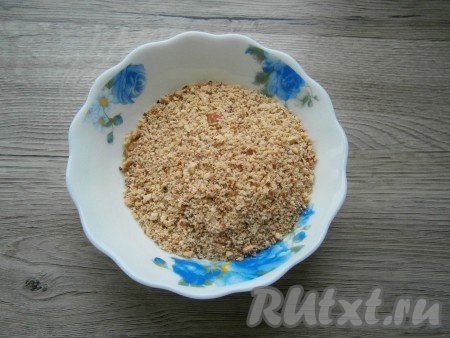 Орехи измельчить.
