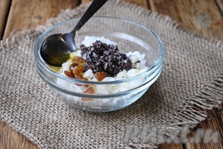 Полить мёдом.&nbsp;Можно добавить больше или меньше мёда по своему вкусу, хорошо перемешать.&nbsp;
