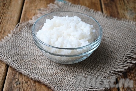 Выложить рис в кастрюлю, залить 325 мл чистой холодной воды, поставить на огонь и довести до кипения. Перемешать, накрыть крышкой и, уменьшив огонь до минимального, варить 10 минут (не снимая крышку и не перемешивая).&nbsp;Затем сделать огонь максимальным и секунд через 10 убрать кастрюлю с огня. Дать рису настояться минут 5. Сваренный рис откинуть на дуршлаг и промыть холодной кипяченой водой.
