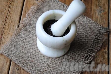 Растолочь мак в ступке, чтобы выделилось белое молочко.
