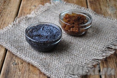 Изюм и мак выложить каждый в свою тарелку, залить кипящей водой (вода должна полностью покрыть мак и изюм). Изюм&nbsp;оставить запариваться на 10 минут, мак - на 40 минут, затем воду слить. Изюм, для того чтобы избавиться от лишней жидкости, просушить бумажным полотенцем.
