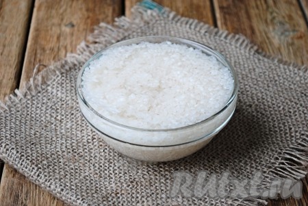 Хорошо промыть рис в нескольких водах (до прозрачной воды), воду слить.&nbsp;
