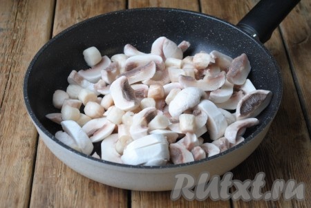 Нарезать шампиньонами пластинами (как на фото) и выложить на сковороду.&nbsp;
