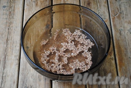 Промыть гречневую крупу в нескольких водах (до прозрачной воды), воду слить.&nbsp;
