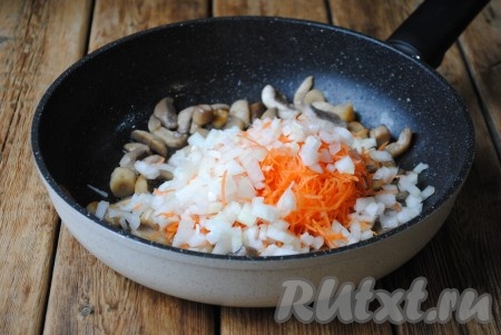 Морковку с луком выложить к обжаренным шампиньонам.

