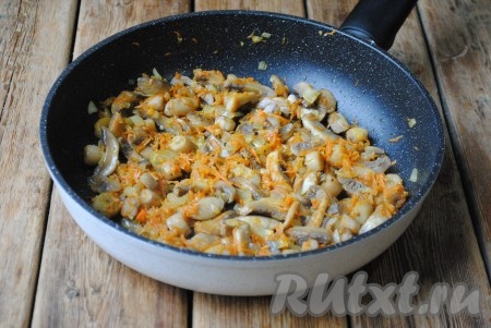 Обжаривать овощи с грибами, помешивая, около 5 минут. Овощи должны стать мягкими, затем (если нужно) ещё посолить и поперчить по вкусу.
