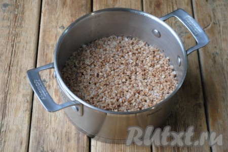 В кастрюлю влить чистую воду (2 стакана воды на 1 стакан крупы), довести до кипения, добавить соль (я добавляю 0,5 чайной ложки без горки соли на 2 стакана воды). В кипящую воду всыпать промытую гречку, довести до кипения, перемешать, накрыть крышкой и готовить на среднем огне около 15 минут (за это время гречка должна полностью свариться, а жидкость - впитаться).
