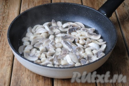 Шампиньоны обжарить в течение 7-10 минут на небольшом огне, периодически помешивая. Сначала из грибов будет выделяться много жидкости, нужно подождать, пока вода полностью испарится.&nbsp;
