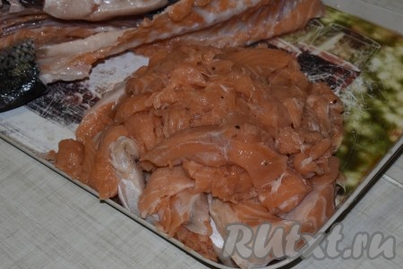 Обрезанное мясо нарезать на мелкие кусочки.
