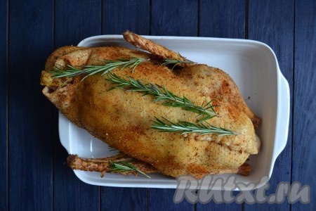 Брюшко гуся зашить нитью. К птице выложить веточки свежего розмарина. Можно заменить их на тимьян или исключить вовсе.
