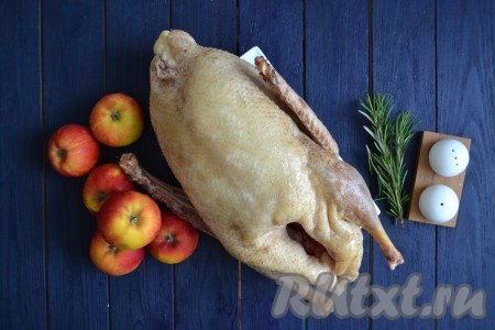 Подготовить необходимые ингредиенты для приготовления гуся, фаршированного яблоками, в рукаве. 