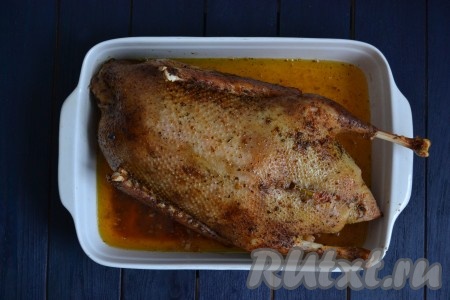 Аккуратно, чтобы не обжечься паром, разрезать рукав и убрать. В рукаве в процессе запекания образуется много вытопившегося жира и яблочного сока - не спешите их выливать, в дальнейшем жир и сок можно использовать для приготовления других блюд, например, для тушения картофеля.