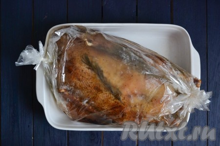 По истечении времени достать птицу из духовки.
