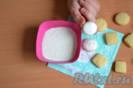 Так проделать со всем печеньем. Можно также сложить печенье в пакет, влить в пакет глазурь и тщательно потрясти, чтобы всё печенье покрылось глазурью. Печенье, украшенное белковой глазурью, разложить на салфетку или тарелку в один слой, чтобы глазурь высохла.

