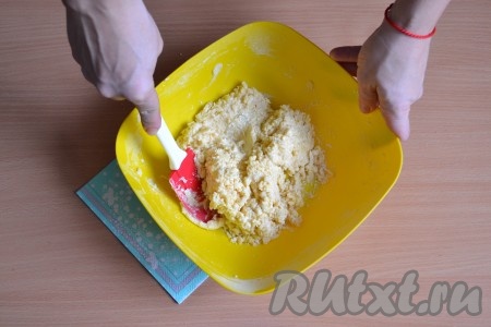 Вмесить муку в тесто с помощью силиконовой лопатки. Вначале тесто будет похоже больше на крошку, но уже через 2-3 минуты вымешивания оно станет однородным и липким. Вот тогда и всыпать вторую часть просеянной муки.
