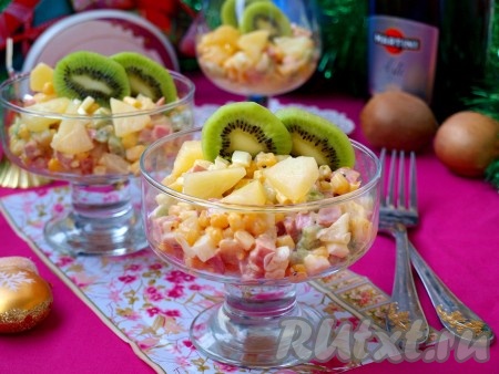 Замечательный салат "Тропиканка" красиво подать в порционнных креманках. Оставшийся киви очистить, нарезать кружочками и украсить им салат.