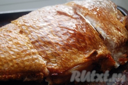 Готовую рыбу разрезать на количество едоков.