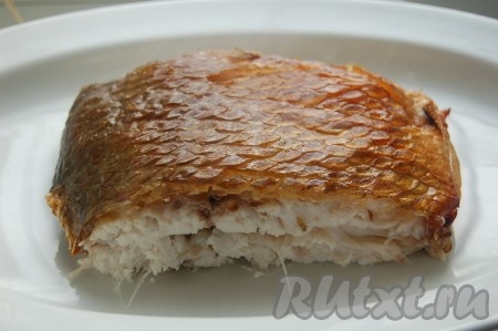 Разложить рыбку по порциям.