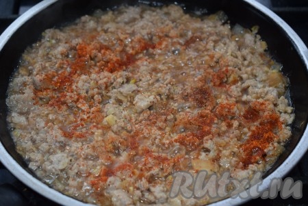 К фаршу с овощами вливаем бульон, добавляем вустерский соус, томатную пасту (я заменяю томатную пасту 1 чайной ложкой с горкой паприки, исключительно из предпочтений моей семьи), солим и перчим по вкусу.
