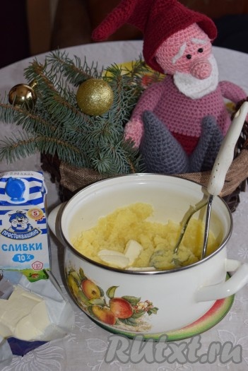 Сливаем воду и толкушкой разминаем картофель в пюре. Добавляем к картофелю сливки (или молоко) и сливочное масло.
