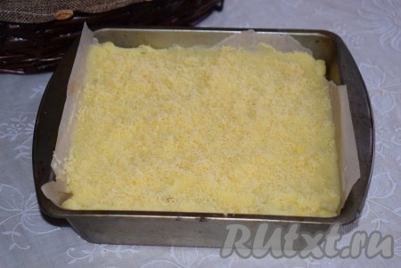 И сверху присыпаем оставшимся натертым сыром.
