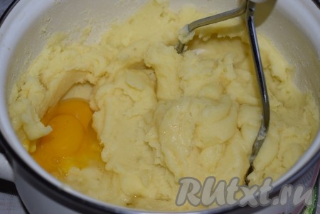 Вбиваем яйца. Разминаем толкушкой пюре с сыром и яйцами до однородности.
