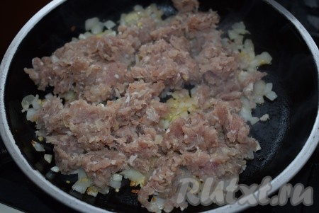 К луку, обжаренному с чесноком, добавляем мясной фарш (я использовала фарш из свинины).
