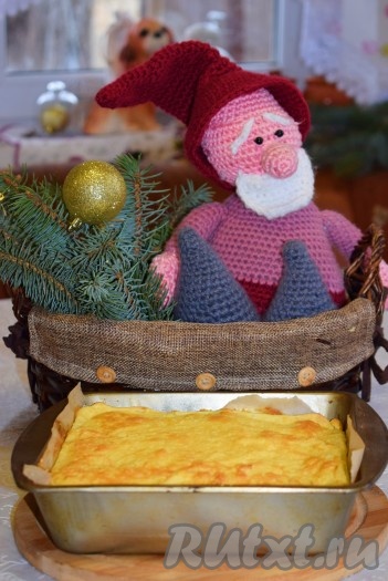 Ставим наш пирог в разогретую духовку и выпекаем 30 минут при температуре 180 градусов (до румяности).
